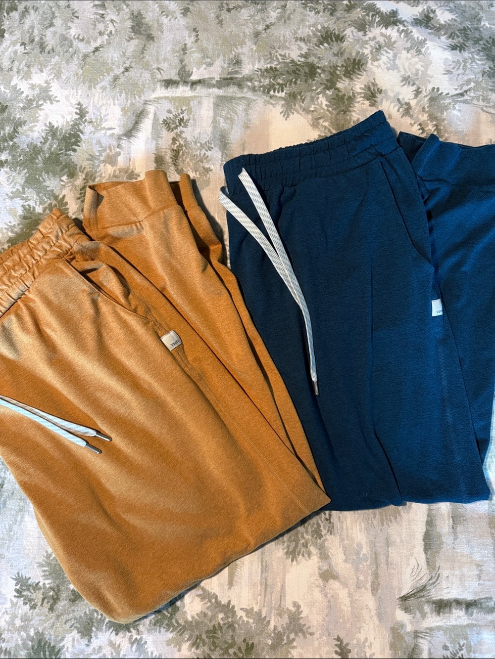 Vuori Kids Joggers in Navy and Brown